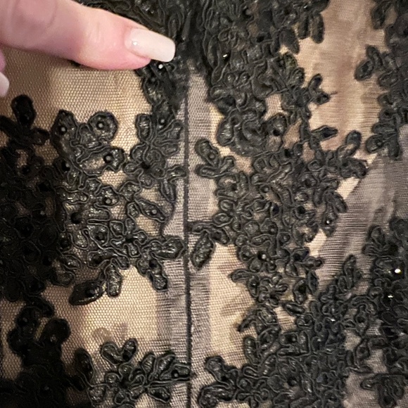 Black lace evening gown - Picture 6 of 10